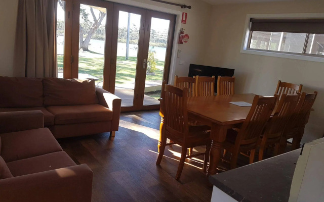 Bentley Waterfront Motel & Cottages