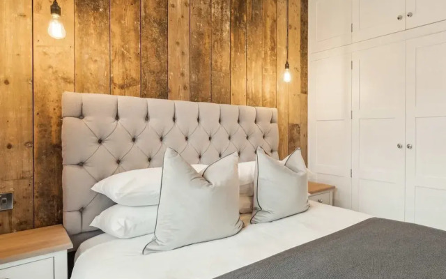 Chapel Loft - Brand New With Parking