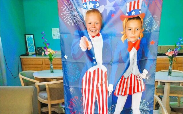 Grand View Plaza Inn & Suites