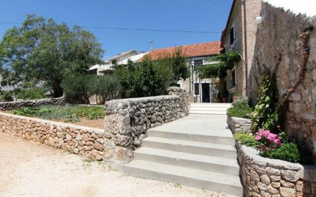 Mat - in a Cosy Stone House - SA2