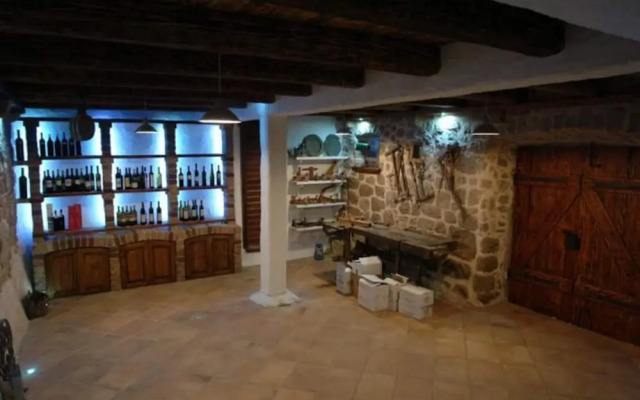 House Rilovic - Two Bedroom House With Swimming Pool and Jacuzzi