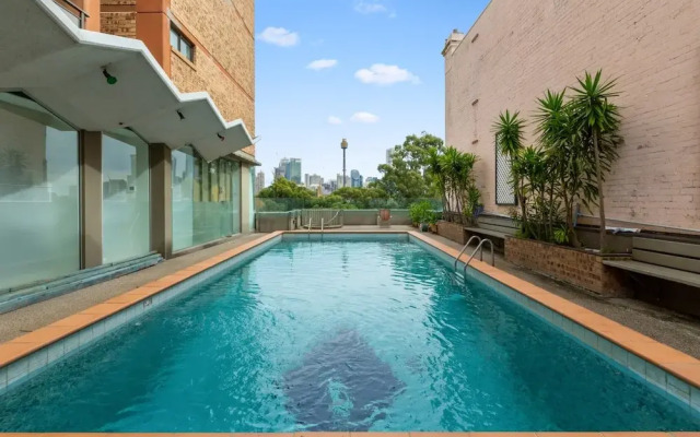 Chic Studio With Pool Overlooking the City