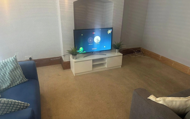 Spacious House- Parking, Garden & Central Location