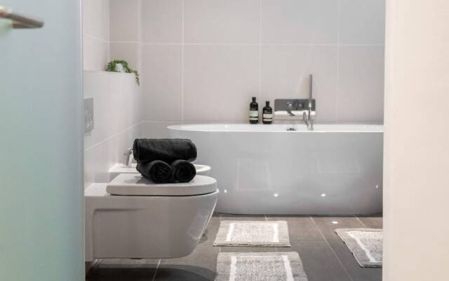 Exquisite 2400sqft 3 Bed Brick Lane Pad