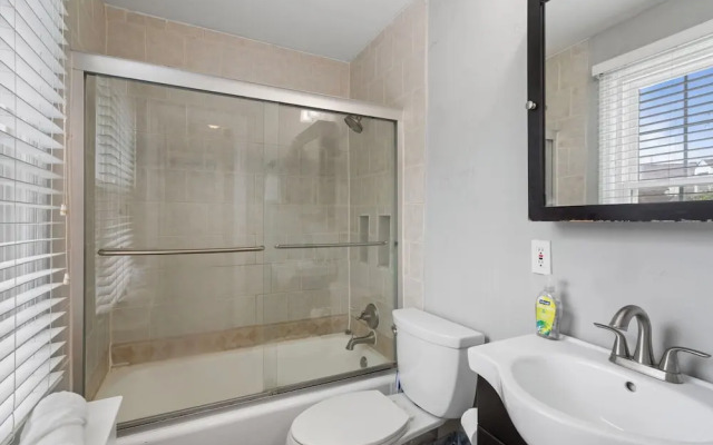 Charming Townhouse Retreat by Cozysuites