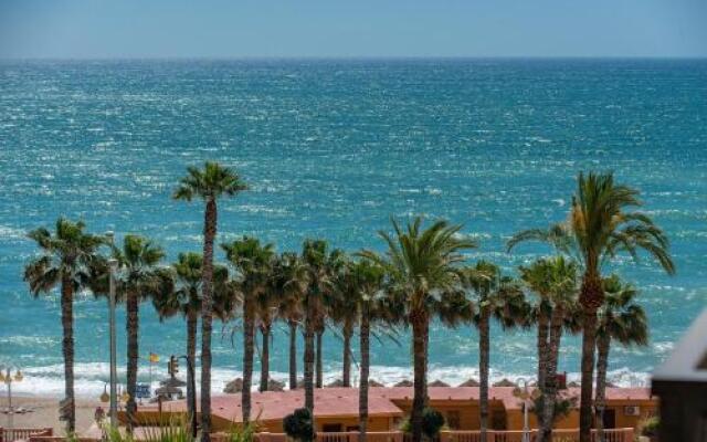 Apartamento con terraza y piscina junto a la playa