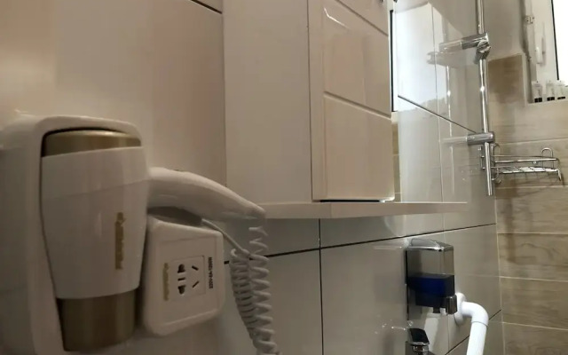 Lemon Tree Suites Near ATH Airport