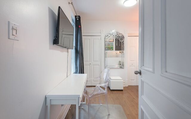 Beautiful 2 BR in the Heart of Downtown