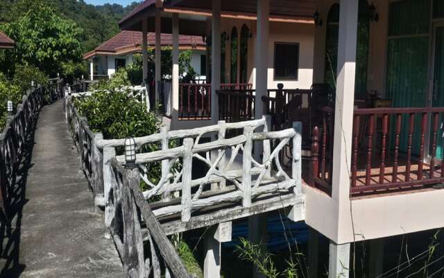 Khao Sok Jungle Huts