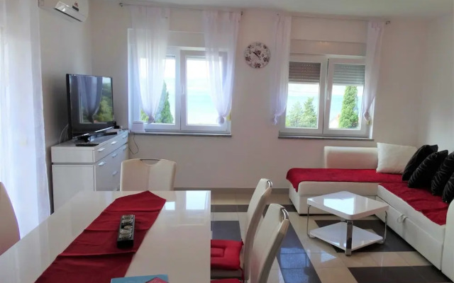 Shimmering Sea Apartment With Sea View and Balcony