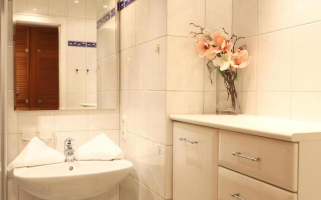 Freundliches 2-Zimmer-Appartement mit Kieferneinrichtung und einem Balkon.