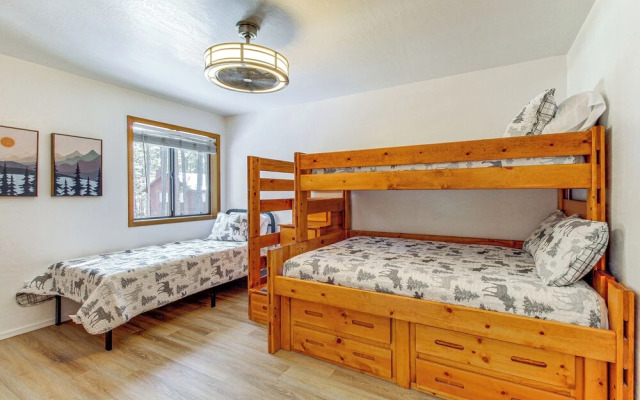 Pet-friendly Cabin w/ Fire Pit in Pinetop!