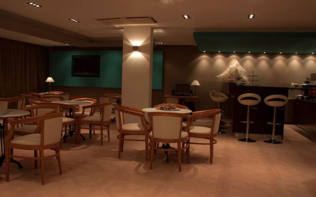 Saronis Hotel