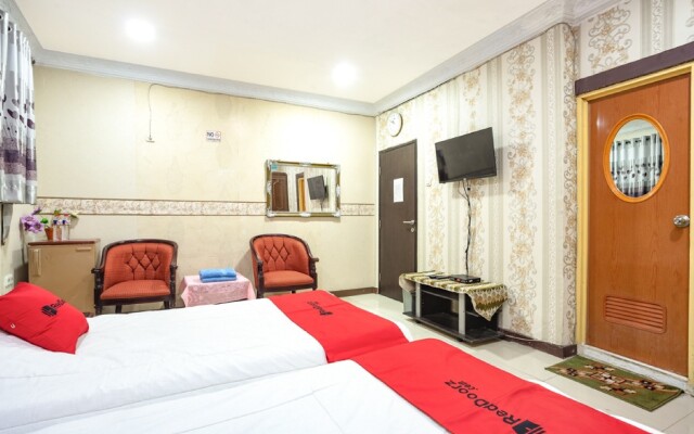 RedDoorz near RS Cikini