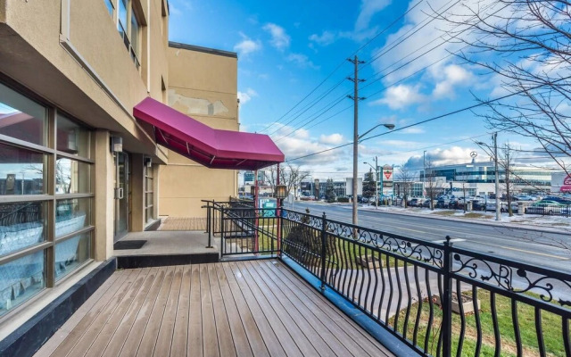 Magnificent Condo at Leaside - 10 Mins to Downtown
