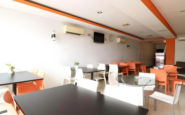 RedDoorz Plus @ Jalan Pemuda Jakarta