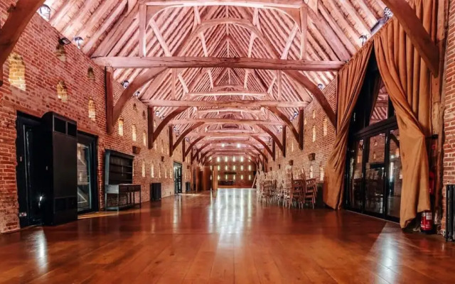 Lavish Tudor Hall Gardens - Sleeps 14