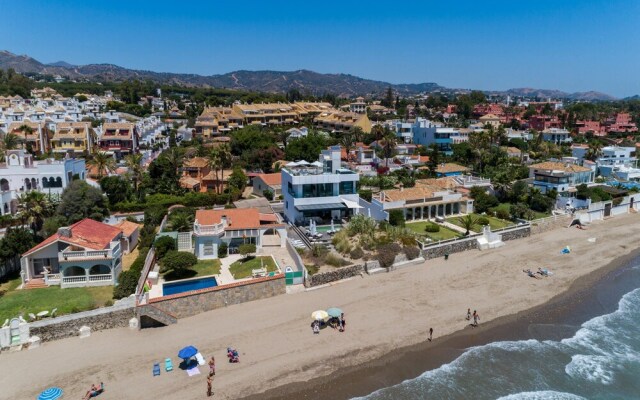 Villa first line beach, 6 bedrooms, private pool, Costabella, Marbella