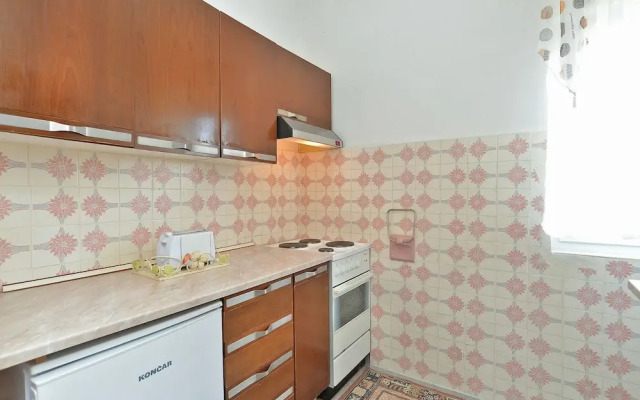 Apartment 725