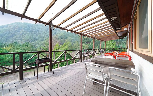 Pocheon Lakeside White House Pension