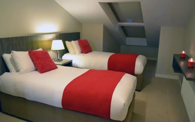 Carrick Plaza Suites