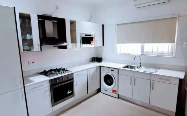 Stylish 3 Bedroom House Near Airport & Marina Mall