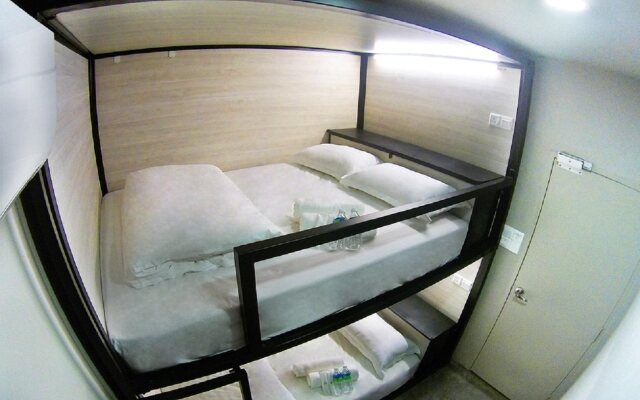1992 Capsule Hotel - Hostel