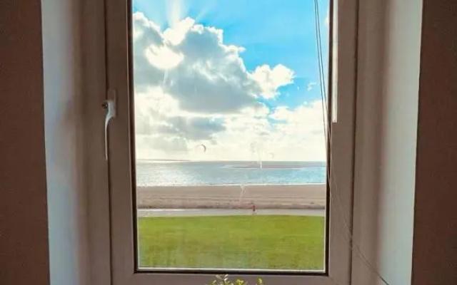 Sea view apartment at the beach!