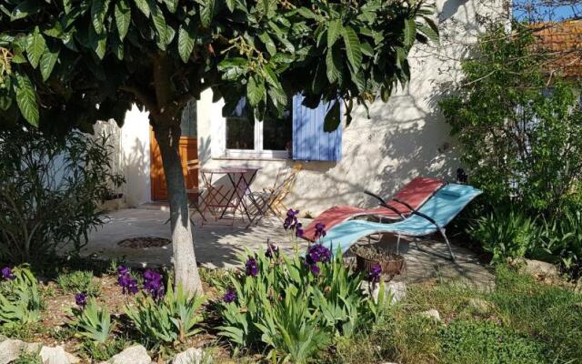 Petite maison refaite à neuf dans mas du 19ème siècle