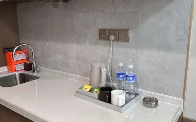 Mingren Hotel (Zhengzhou East High-speed Railway Station)