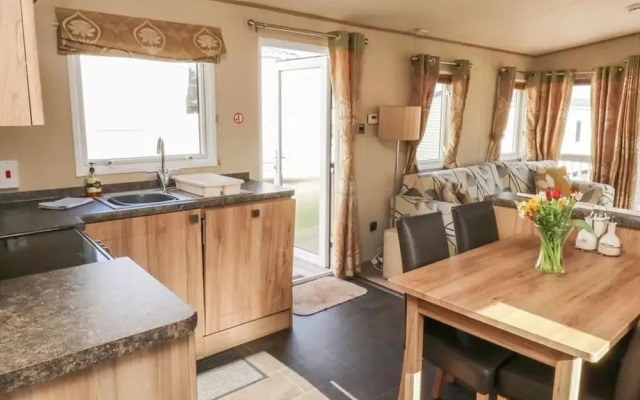 Caravansleeps6-freeparking-quietretreat-nature