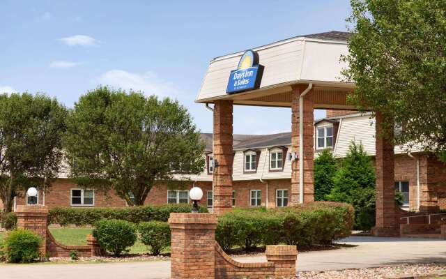 Days Inn and Suites by Wyndham Sikeston