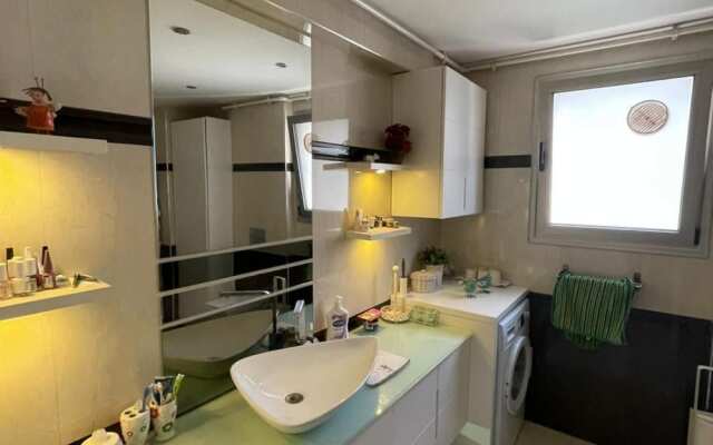 Central Apartment Near Sea With Balcony in Karsiyaka Zmir