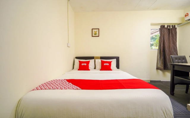 OYO 90011 MN Ferringhi Inn