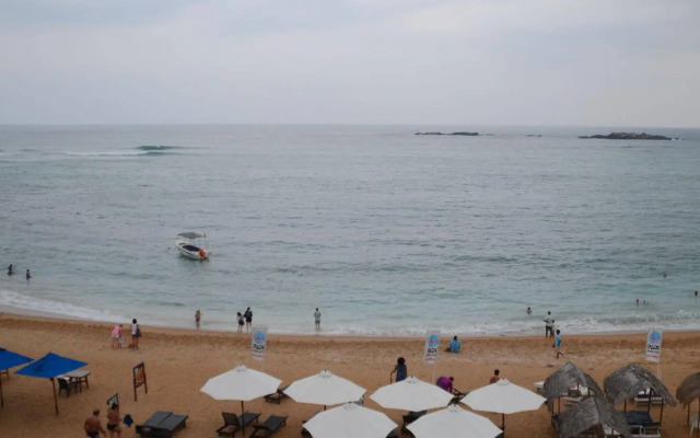 SURF UNA Beach Hotel