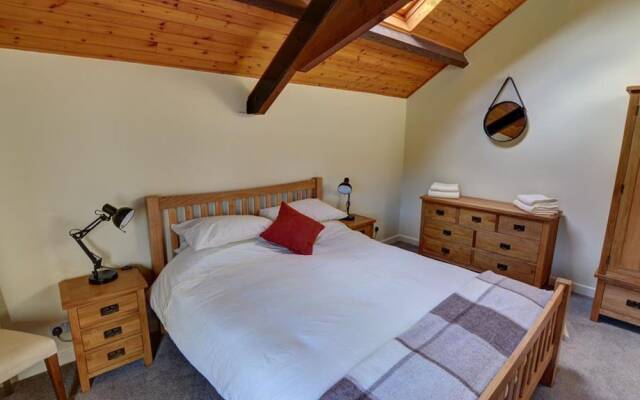 Quaint Holiday Home in South Wales With Sunny Gardens