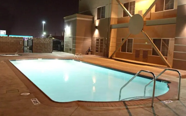 Holiday Inn Express Bakersfield Central