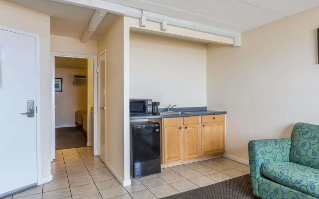 Travelodge by Wyndham Suites Virginia Beach Oceanfront