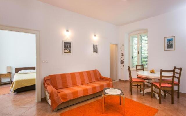 Apartment Tranquilo- Two Bedroom Apartment With Garden View
