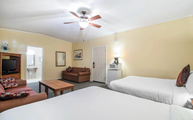 Econo Lodge Inn & Suites