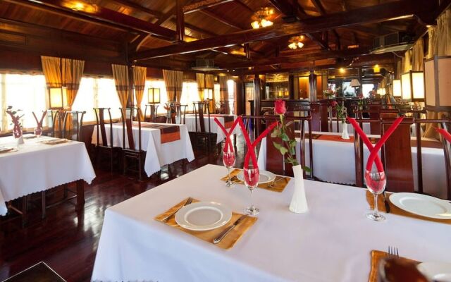 Halong Bay Deluxe Cruise Bungalow on Island