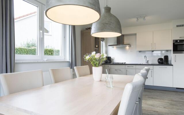 Luxurious Villa With Microwave, Within Green Surroundings