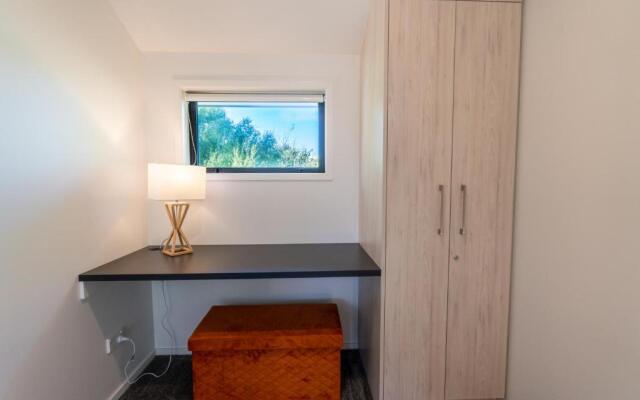 King bed on Hagley Park corner in the CBD