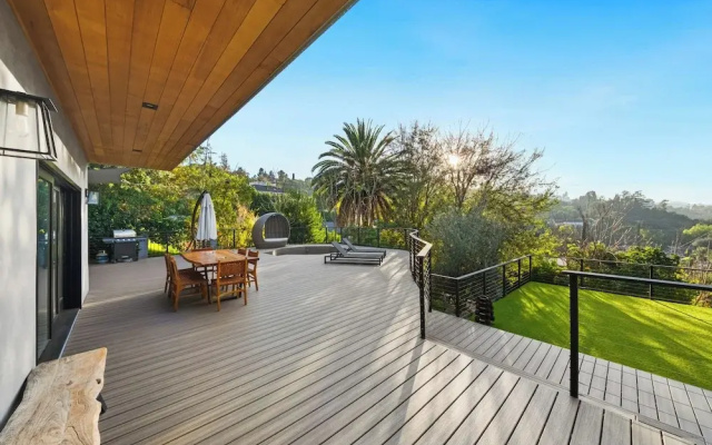 Farley Court - Stylish Hillside Residence With Stunning Views