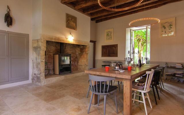 Historic Mansion by the River Lot in Cenevieres