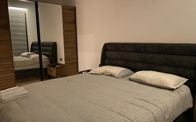 cozy 2 bedroom condo with pool and amenities