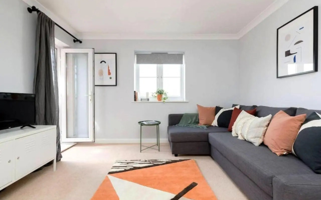 Stylish 2 Bed Flat Near Station, Parking, Sleeps 6