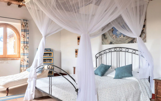 Beautiful Villa in San Giovanni del Pantano With Pool