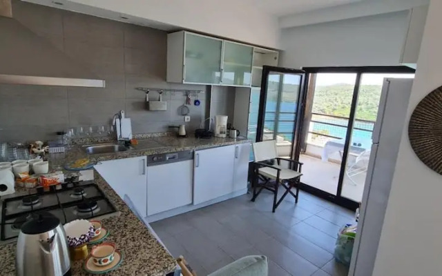 Amazing Flat w Shared Pool Near Beach in Milas