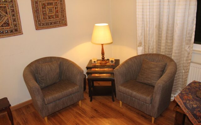 Beautiful 2 BR Apt Quiet & Private